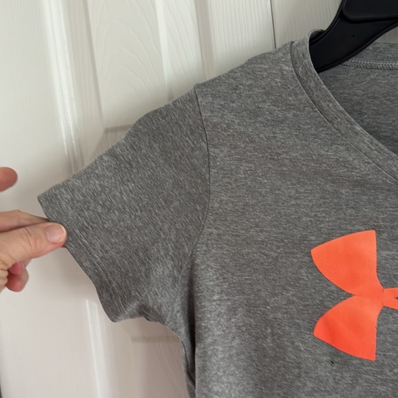 Under Armour Girl's Gray/Orange V-Neck Short Sleeve Loose Fit Shirt - YSM - Picture 4 of 7